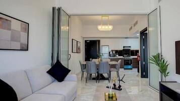 Appartement luxueux, balcon, vue sur la ville | Aire de séjour