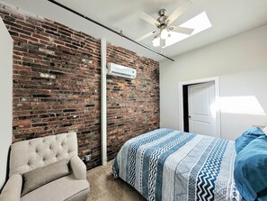 WiFi, bed sheets - Popular Queen Suite w/ Parking – SLU 201 (St. Louis)