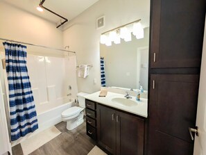 Hair dryer, towels, soap, toilet paper - Popular Queen Suite w/ Parking – SLU 201 (St. Louis)