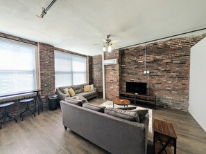 Living area - Popular Queen Suite w/ Parking – SLU 201 (St. Louis)