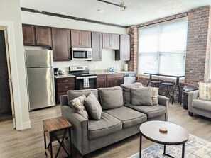 Living area - Popular Queen Suite w/ Parking – SLU 201 (St. Louis)