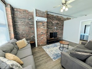 Living area - Popular Queen Suite w/ Parking – SLU 201 (St. Louis)