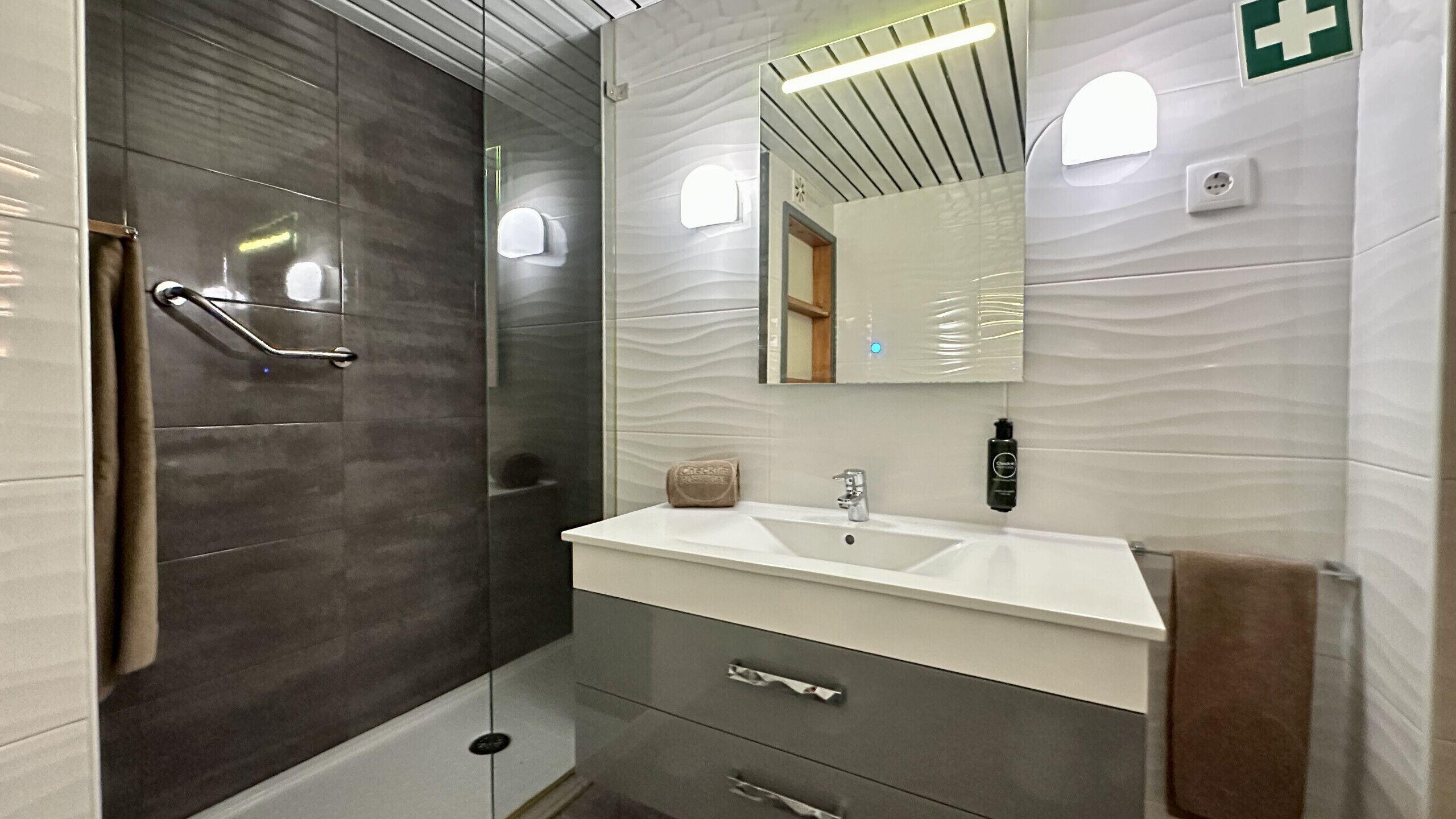 Dusche, Haartrockner, Handtücher, Seife