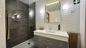 Chuveiro, secador de cabelo, toalhas de banho, sabonete