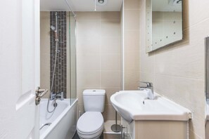 Douche, sèche-cheveux, shampoing