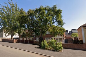 A residential street with houses, a tree, and a clear sky. - Bright 2BDR Apt in Southall with Free Parking (Greater London)