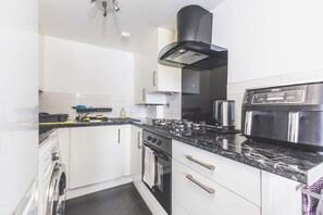 Fridge, microwave, oven, stovetop - Bright 2BDR Apt in Southall with Free Parking (Greater London)