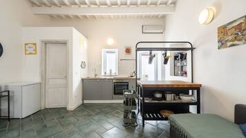 1 camera, ferro/asse da stiro