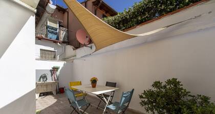 Comfortable studio of 40 sqm located on the ground floor, can accommodate up to 3 people. The property is located a few steps from the Park of Villa Mimbelli, the charming Terrazza Mascagni and the promenade of Viale Italia. The property is situated in a