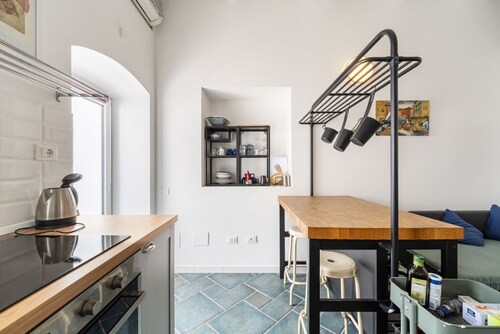 Comfortable studio of 40 sqm located on the ground floor, can accommodate up to 3 people. The property is located a few steps from the Park of Villa Mimbelli, the charming Terrazza Mascagni and the promenade of Viale Italia. The property is situated in a