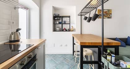 Comfortable studio of 40 sqm located on the ground floor, can accommodate up to 3 people. The property is located a few steps from the Park of Villa Mimbelli, the charming Terrazza Mascagni and the promenade of Viale Italia. The property is situated in a