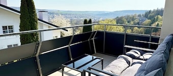 3BR | Parken, WLAN, Homeoffice, Balkon, Aussicht, Vollausge. Küche