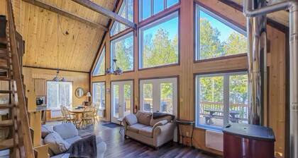 Spacious waterfront Chalet - Navigable Lake