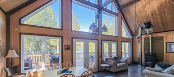 Spacious waterfront Chalet - Navigable Lake