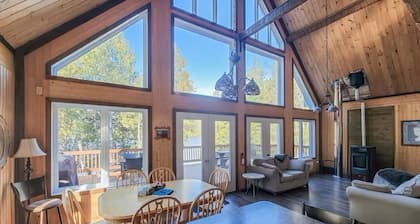 Spacious waterfront Chalet - Navigable Lake