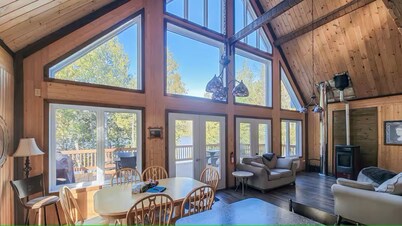 Spacious waterfront Chalet - Navigable Lake