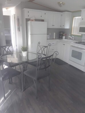 Private kitchen - Spacious Corner Lot Cottage @ Sherkston Shores (Port Colborne)