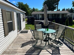 Outdoor dining - Spacious Corner Lot Cottage @ Sherkston Shores (Port Colborne)