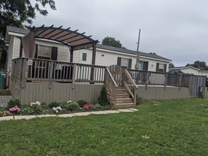 Exterior - Spacious Corner Lot Cottage @ Sherkston Shores (Port Colborne)