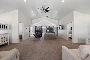 6 habitaciones, escritorio y tabla de planchar con plancha 