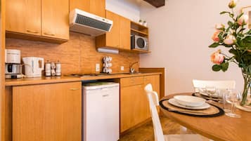 Microwave, oven, stovetop, coffee/tea maker