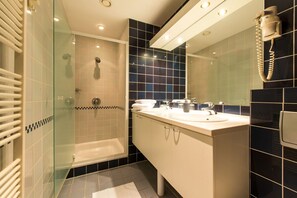 Secadora de cabello, toallas, papel de baño 