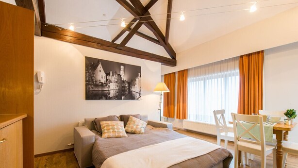 Ein Schlafzimmer mit einem Bett, einem Schreibtisch und einem Stuhl.