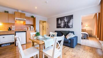 Un apartamento moderno con cocina, comedor y sala de estar.