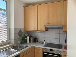 Private kitchen - Comfort. 3-room apartment, 2 bathrooms, swimming pool, sauna, wifi, parking lot in front of the house. (Zinnowitz)
