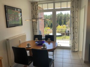 Dining - Comfort. 3-room apartment, 2 bathrooms, swimming pool, sauna, wifi, parking lot in front of the house. (Zinnowitz)