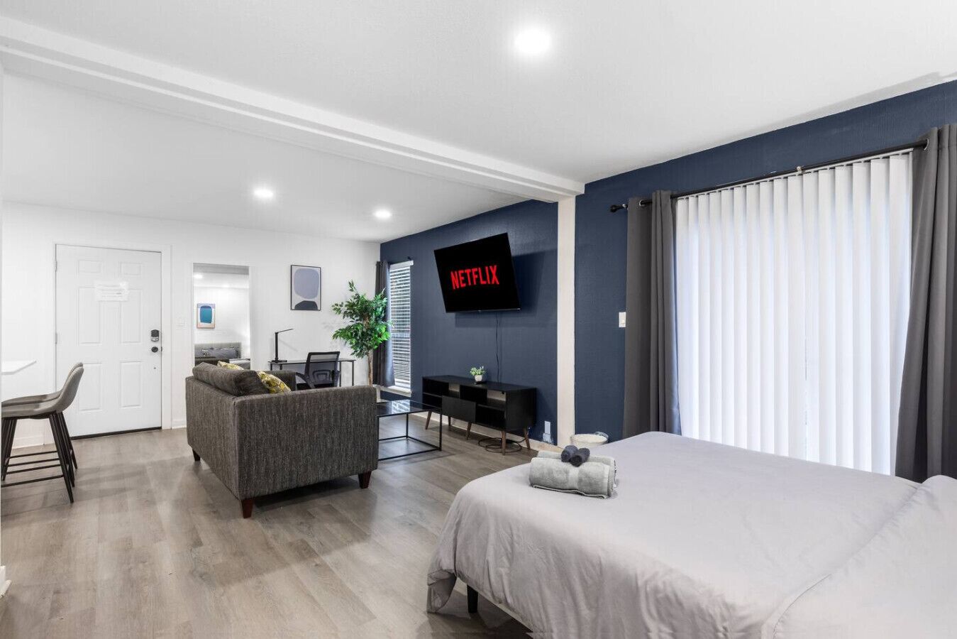 Desk, iron/ironing board, WiFi, bed sheets