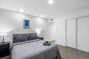 Desk, iron/ironing board, WiFi, bed sheets - 5 Min to Love Field | Gated+Guard | 1BR | Parking (Dallas)