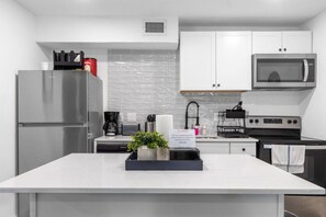 Fridge, microwave, oven, stovetop - 5 Min to Love Field | Gated+Guard | 1BR | Parking (Dallas)