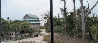 Your private beach retreat awaits! Heated pool, free ferry & parking!