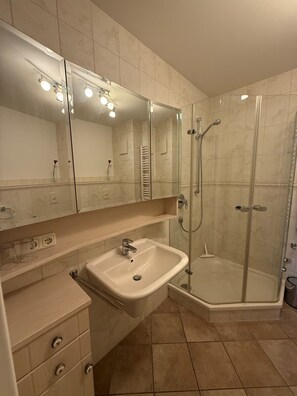 Shower, hair dryer, bidet, towels - ***STRANDPALAIS*** Apartment "Steuerbord" only 150 m from the beach (Kühlungsborn)