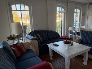 TV, books, stereo - ***STRANDPALAIS*** Apartment "Steuerbord" only 150 m from the beach (Kühlungsborn)