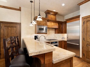 Private kitchen - Perfect condo in enchanting Aspen for your next getaway (Aspen)