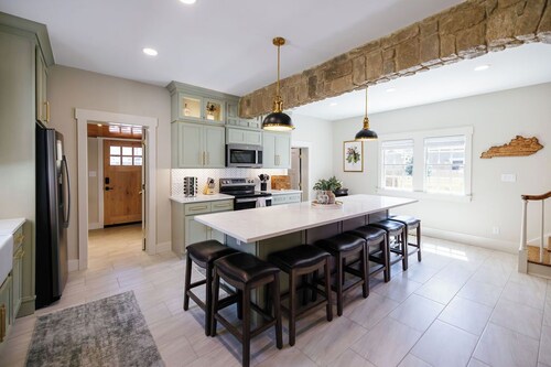 Bourbon Festival Stay! Walk to Court Square - Sleeps 13 - Outdoor Bar