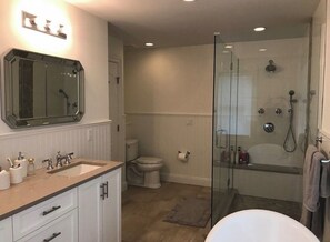 Dusche, Haartrockner, Bidet, Handtücher