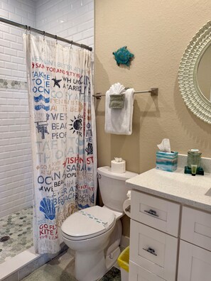 Shower, hair dryer, towels, soap - The Island Shanty (Matlacha)