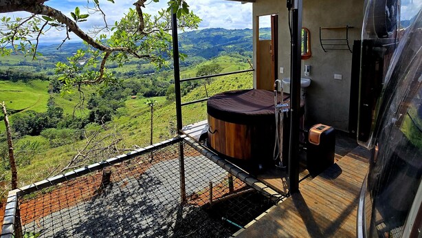 A modern outdoor bathroom with a hot tub, a shower, and a toilet. - Dulces Momentos PZ (San Pedro)