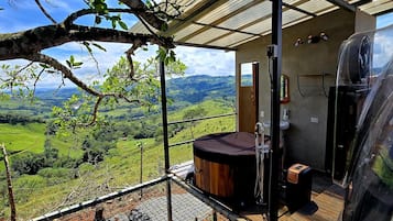 Bungalow Deluxe, vista al río | Terraza o patio