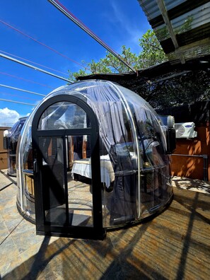 Deluxe Bungalow, River View | Tab spa terbuka