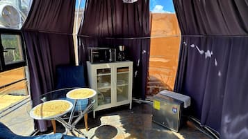 Deluxe Bungalow, River View | Outdoor dining