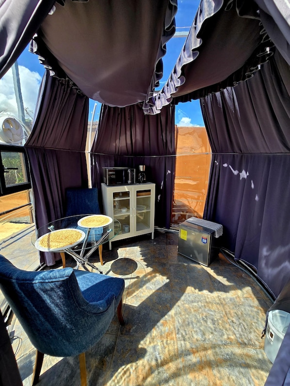 Bungalow Deluxe, vistas al río | Restaurante al aire libre