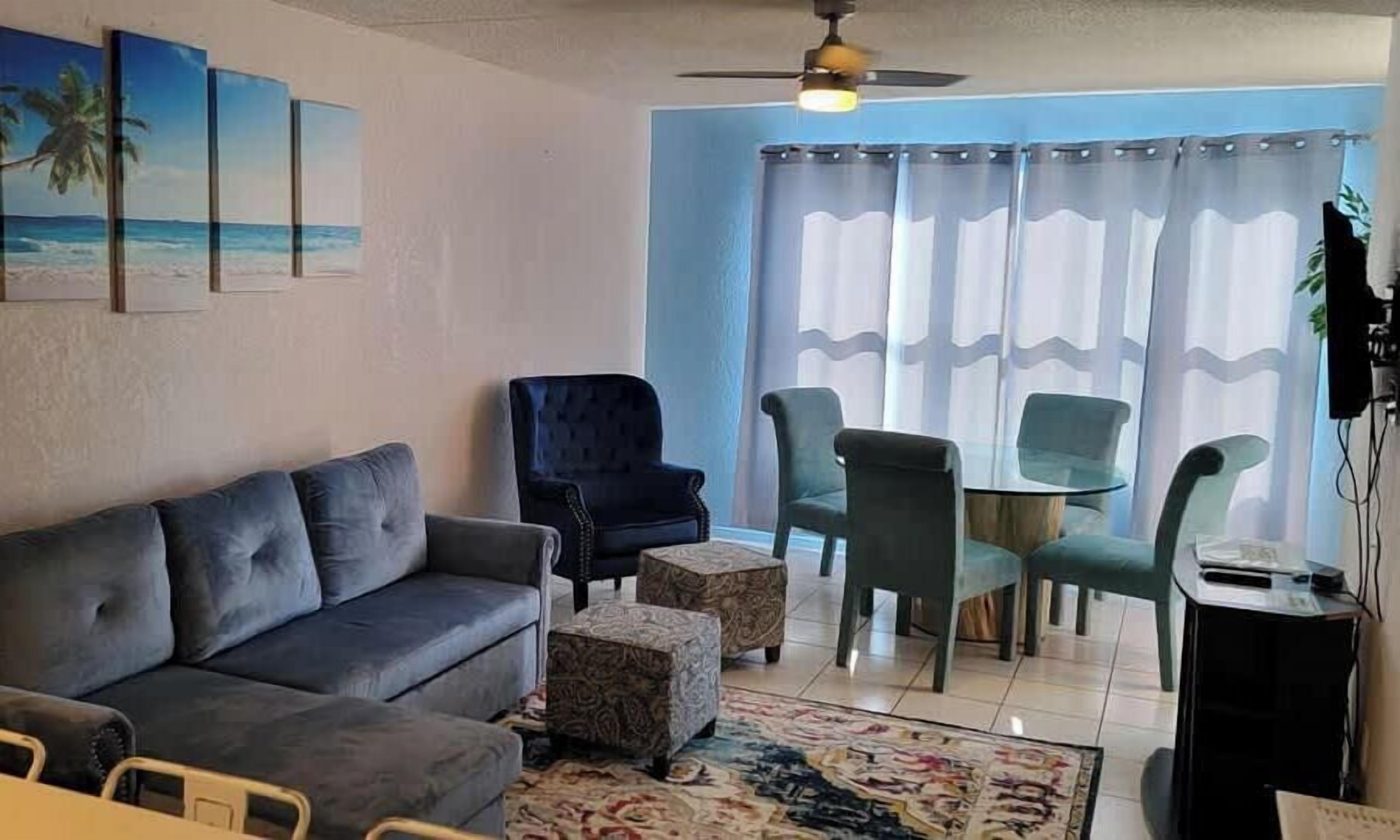 Lejlighed - flere senge - balkon - udsigt til have (Gulfview I #213) | Opholdsområde