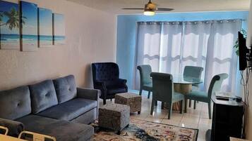 Lejlighed - flere senge - balkon - udsigt til have (Gulfview I #213) | Opholdsområde