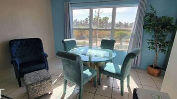 Apartamento, varias camas, balcón, vistas al jardín (Gulfview I #213) | Interior