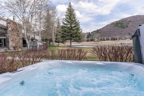 Outdoor spa tub -  Newly renovated "Fawngrove Pearl" retreat in Deer Valley-Free bus to ski resort (Park City)