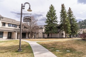 Exterior -  Newly renovated "Fawngrove Pearl" retreat in Deer Valley-Free bus to ski resort (Park City)